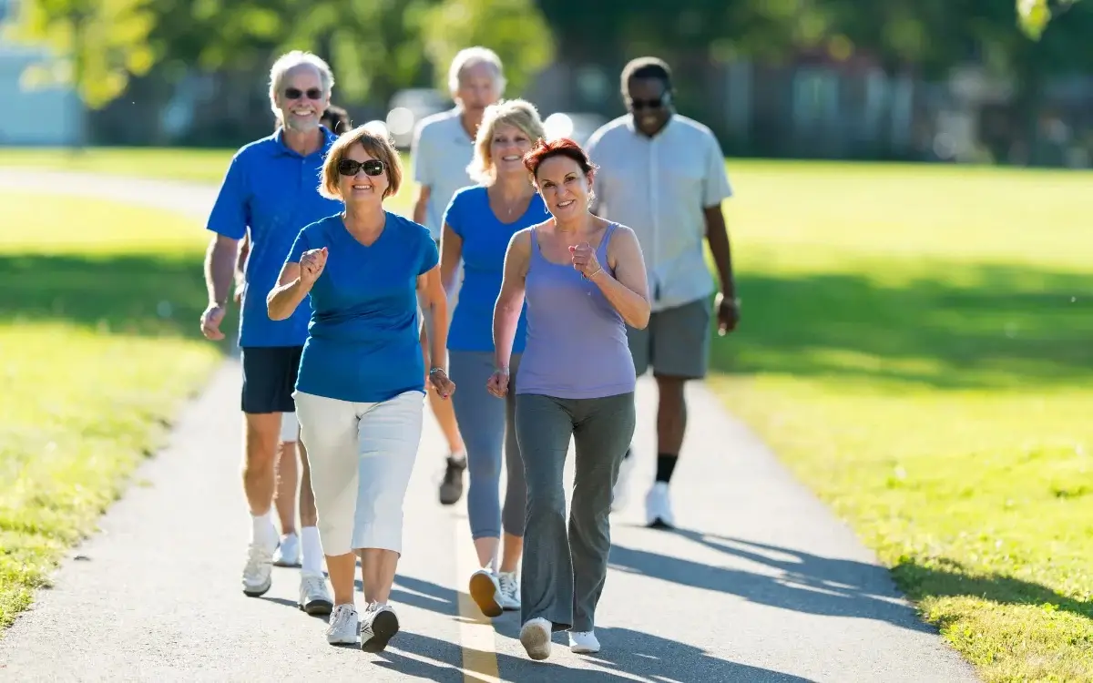 Variações da caminhada: apresentando outras formas de praticar a atividade, como a caminhada nórdica e a caminhada na esteira. Variações da caminhada: apresentando outras formas de praticar a atividade, como a caminhada nórdica e a caminhada na esteira.