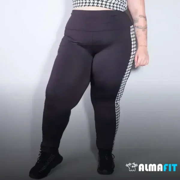 "Desponte no treino e no dia a dia com nossa calça plus size recortes laterais - confortável, esportiva e perfeita para qualquer ocasião!"