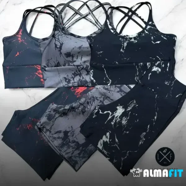 O "Kit 3 Conjunto Top Bojo Removível Shorts Zero Transparência Marmorizado Tie Dye Roupa Academia" oferece uma combinação perfeita de confort, estilo e performance, ideal para suas sessões de treino com alta elasticidade, compressão e design exclusivo.