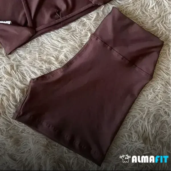 "Escolha o short tradicional de treino fitness da nossa academia e descubra a combinação perfeita de estilo, conforto e Performance para todos os seus treinos."
